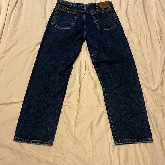 2 Pairs 34x30 for 13 bucks  Men's Wrangler Rugged Wear Relaxed Jeans Like New - Picture 2 of 6